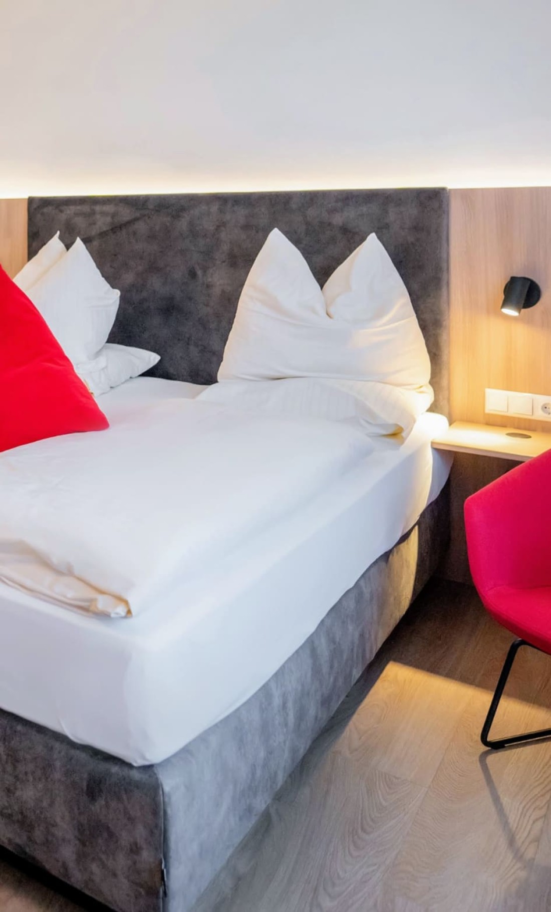 Gem&uuml;tliche Schlafatmosph&auml;re in der Rosensuite